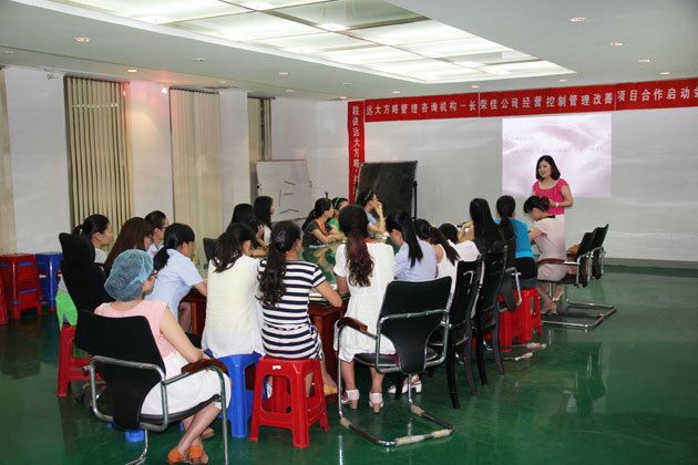 女同事們聽的津津有味