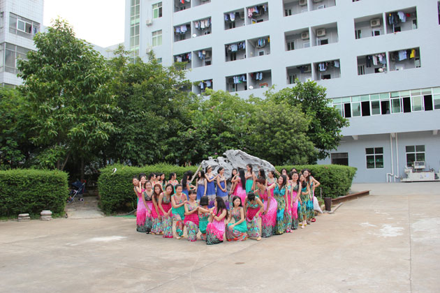 員工公寓前留影