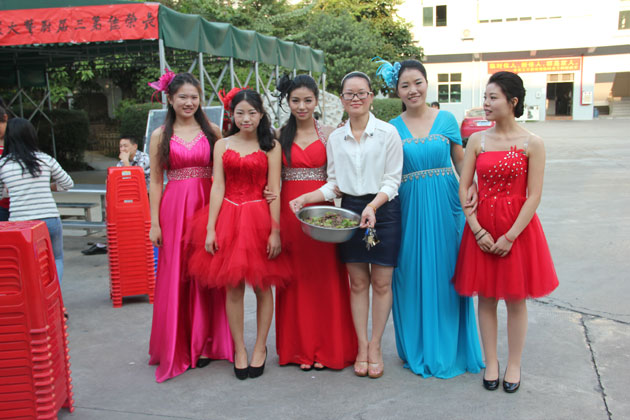 公司總經(jīng)理和禮儀小姐們